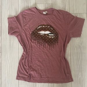 LV lip drop tee